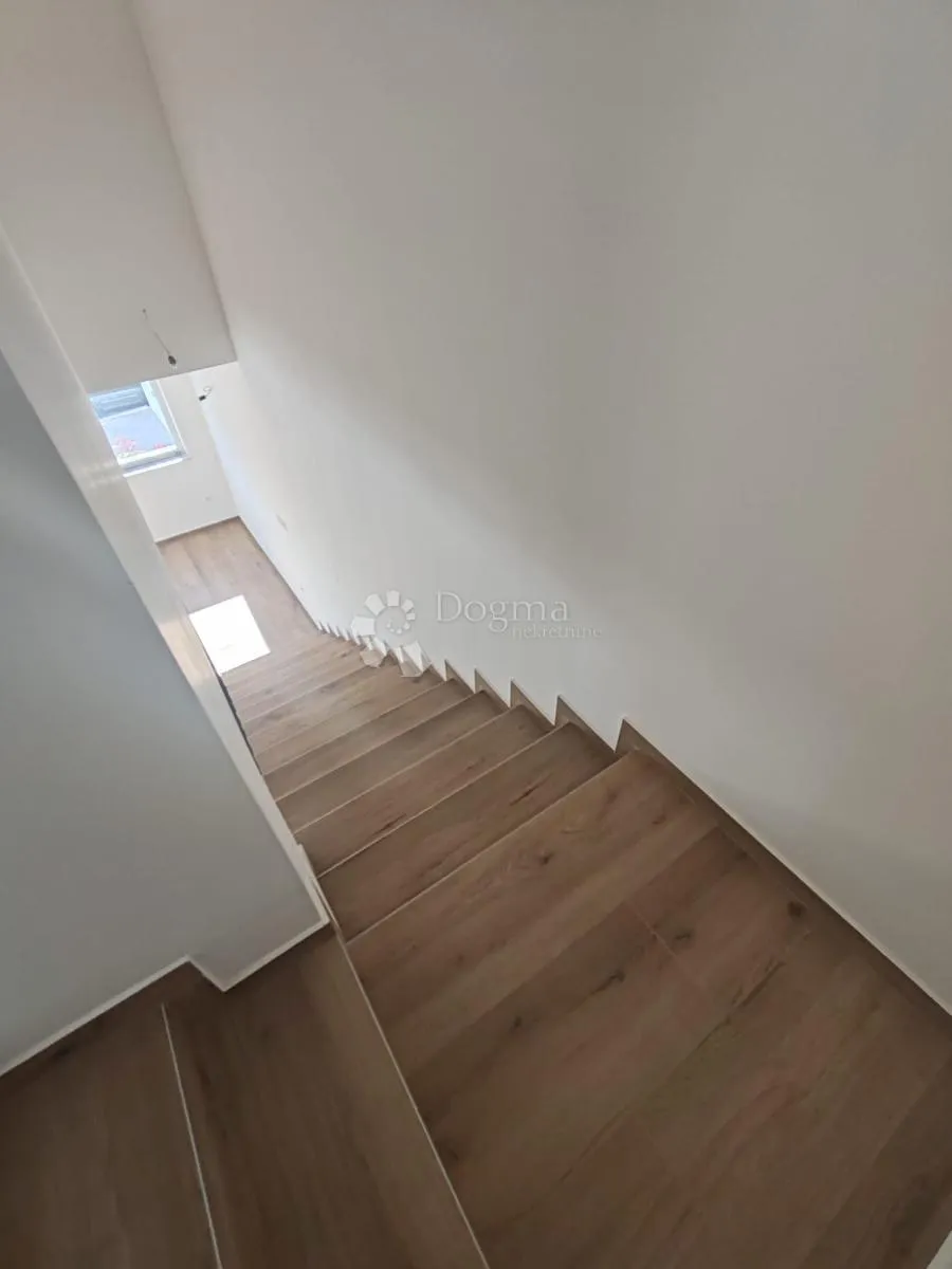 vodice - novoizgrađena, atraktivna kuća s bazenom - slika 24