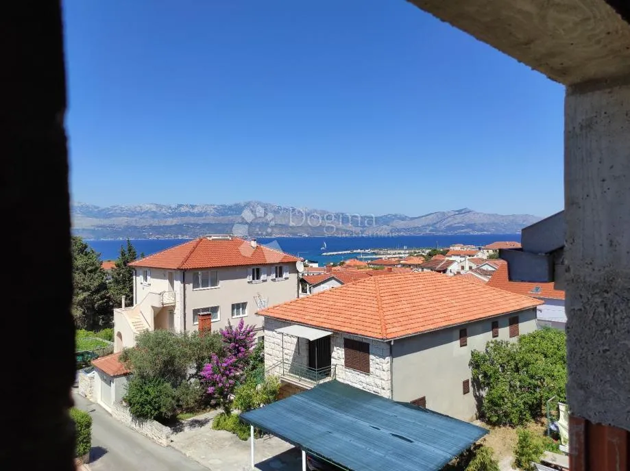 prostrana kuća s pogledom na more – izvrsna investicija u supetru na braču - slika 2