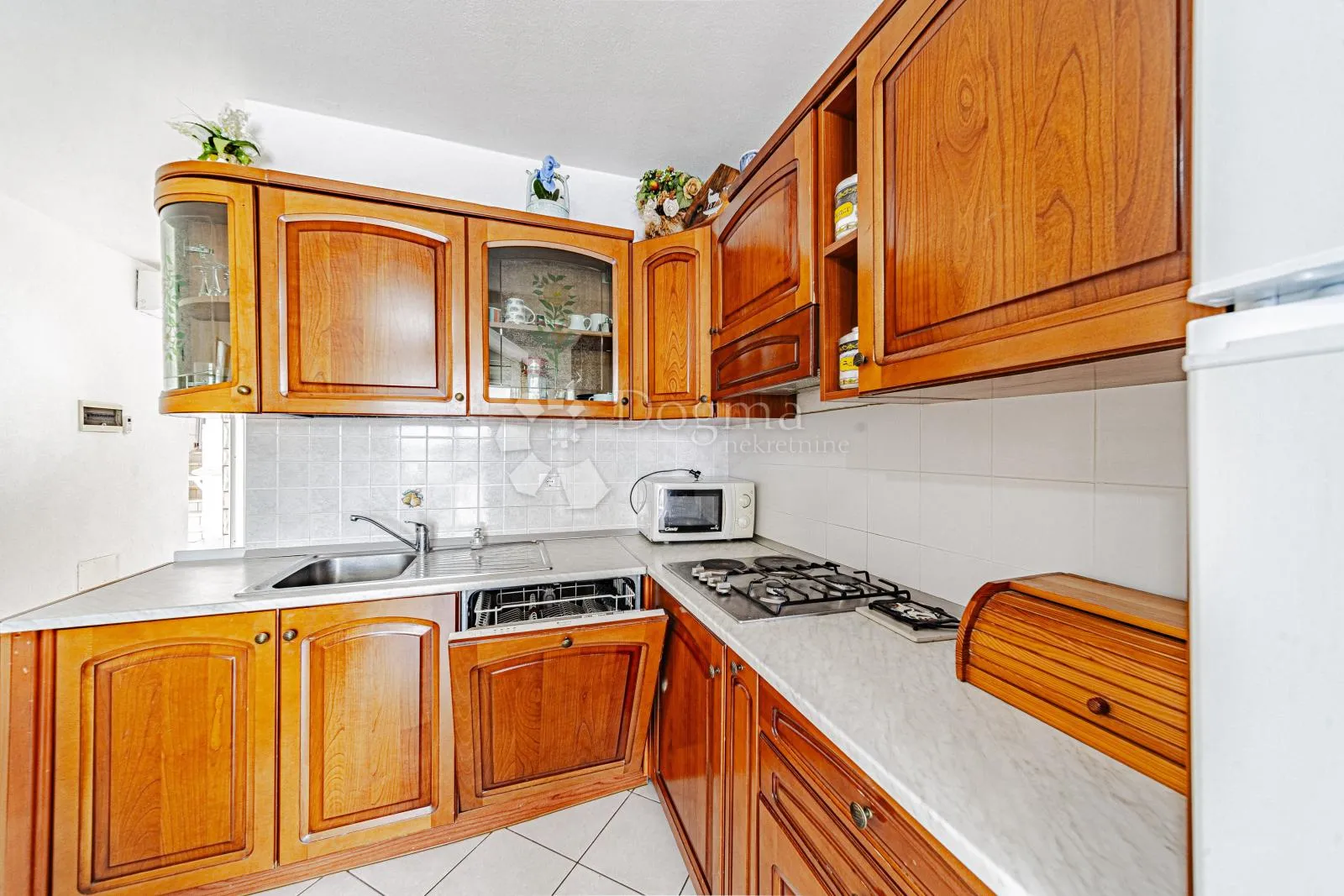 prvi red do mora: samoodrživa apartmanska vila s uhodanim poslovanjem – vela luka, korčula - slika 105