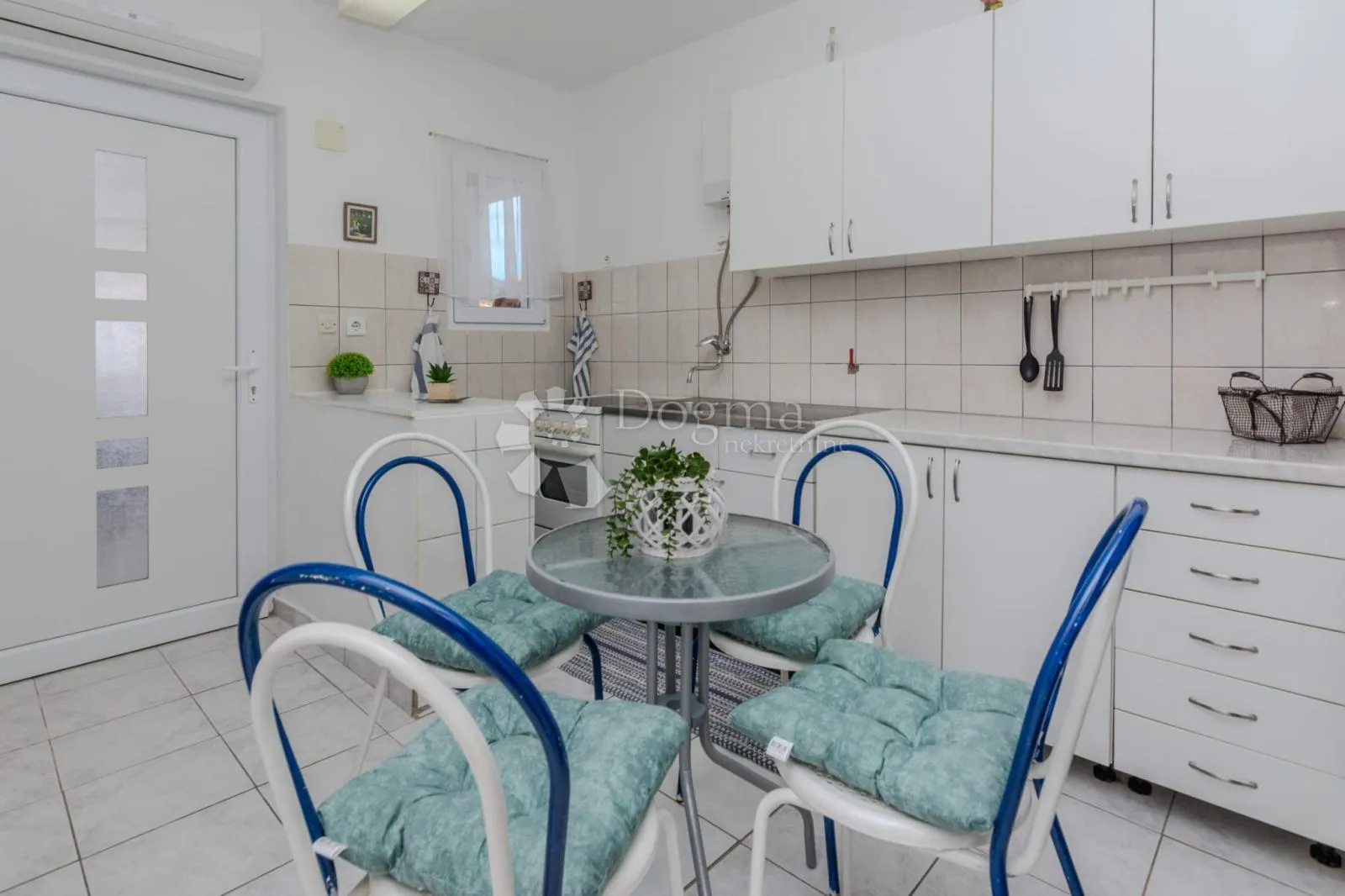 kuća sa tri apartmana - slika 9