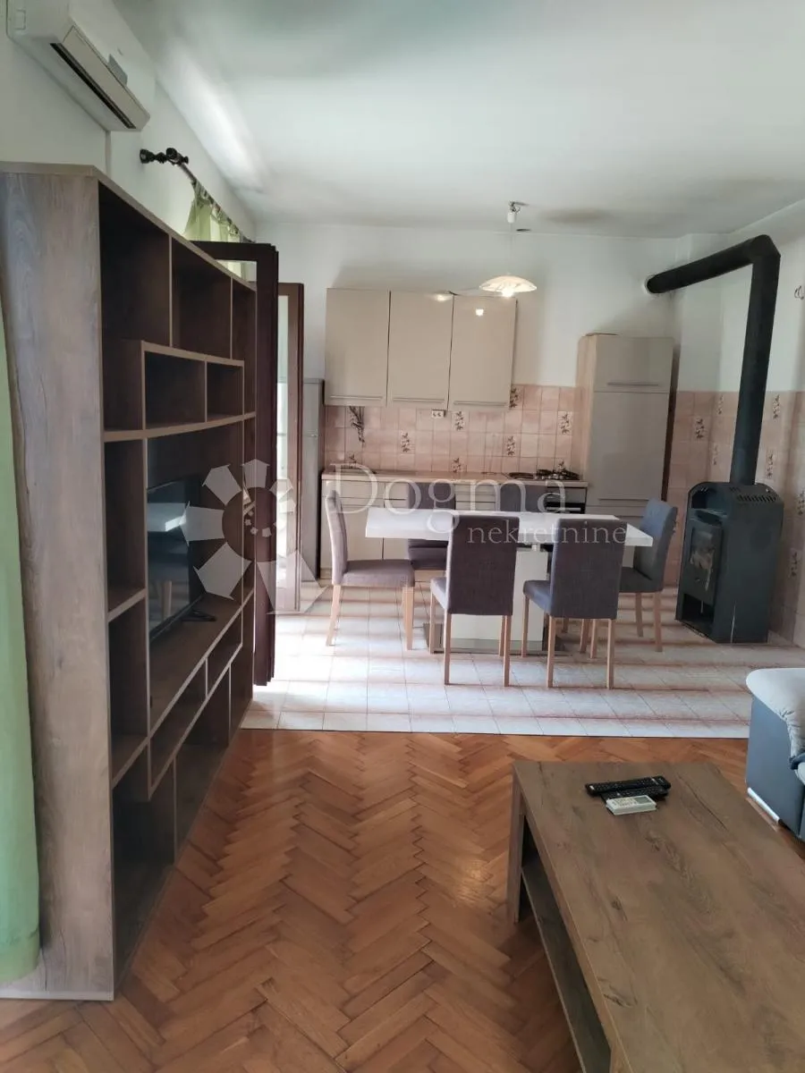 bilice- prostrani dvoetažni stan 4 spavaće - slika 13