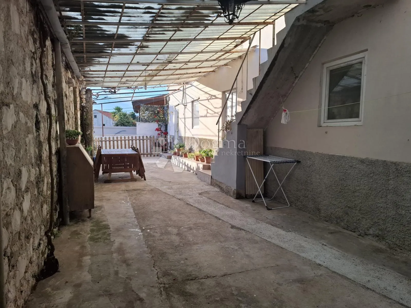 kuća s velikim potencijalom za život ili turizam – orašac - slika 4