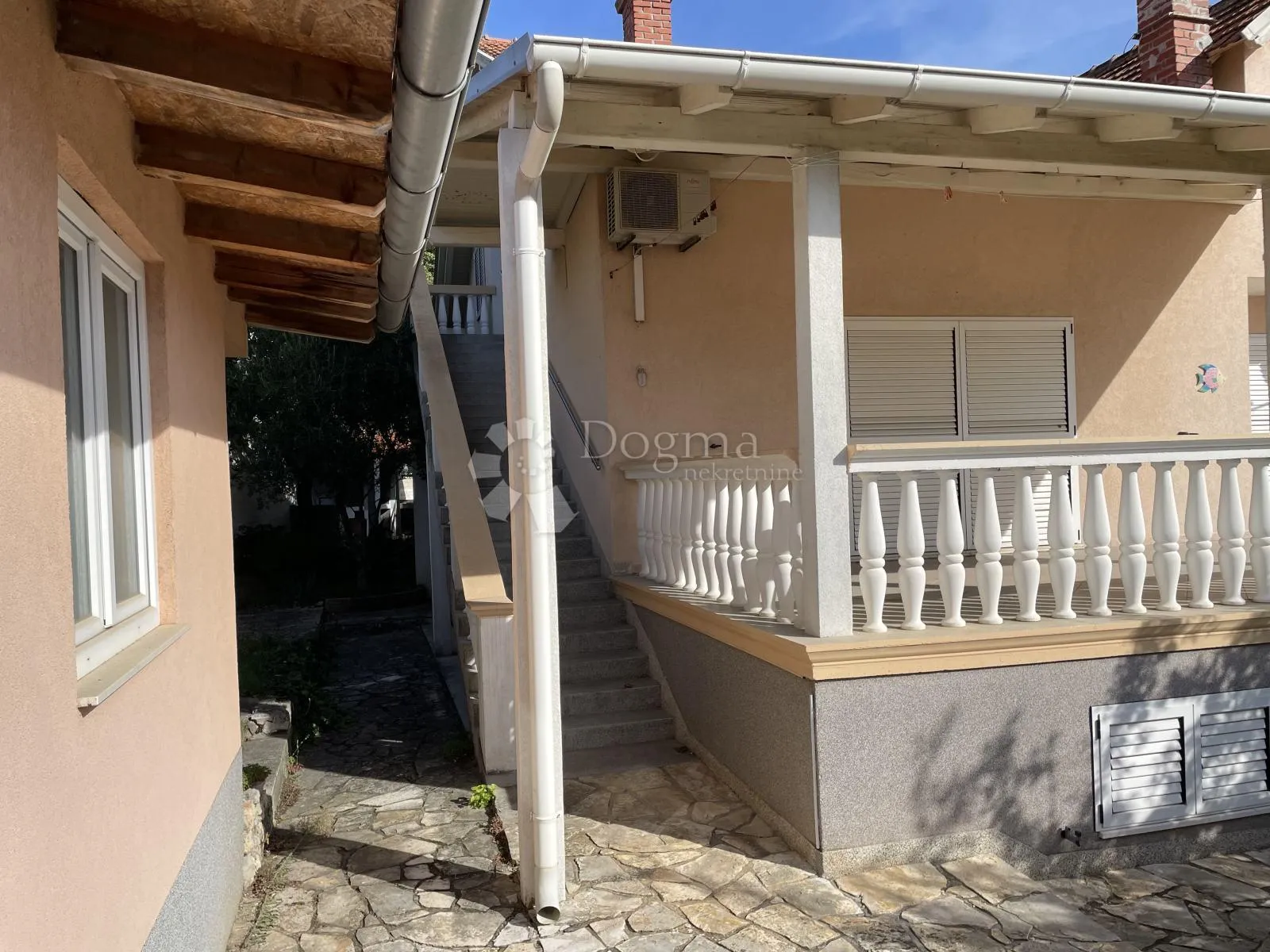 vodice – kuća s 3 stana i dodatnim objektom, 500 m od mora - slika 5