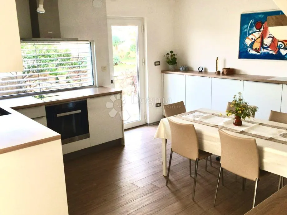 elegantna samostojeća kuća uz more – brodarica, šibenik - slika 6