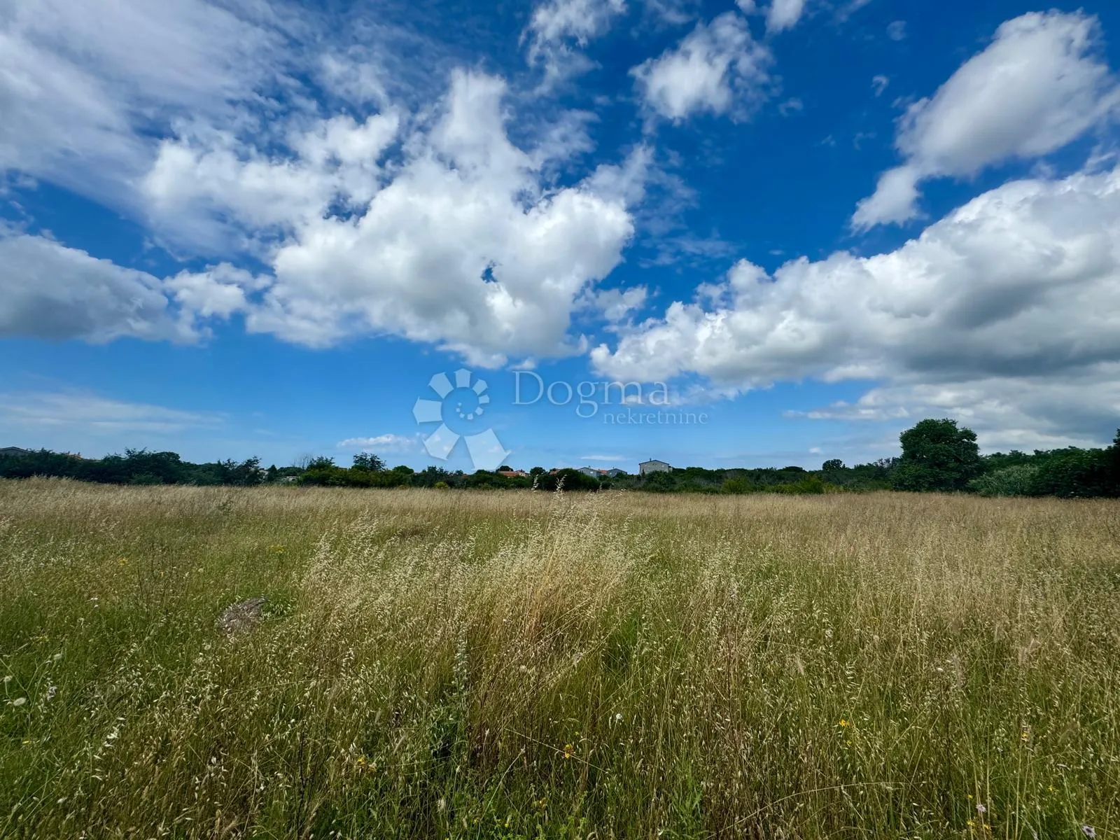 Atraktivno građevinsko zemljište na traženoj lokaciji! - Loborika, Marčana