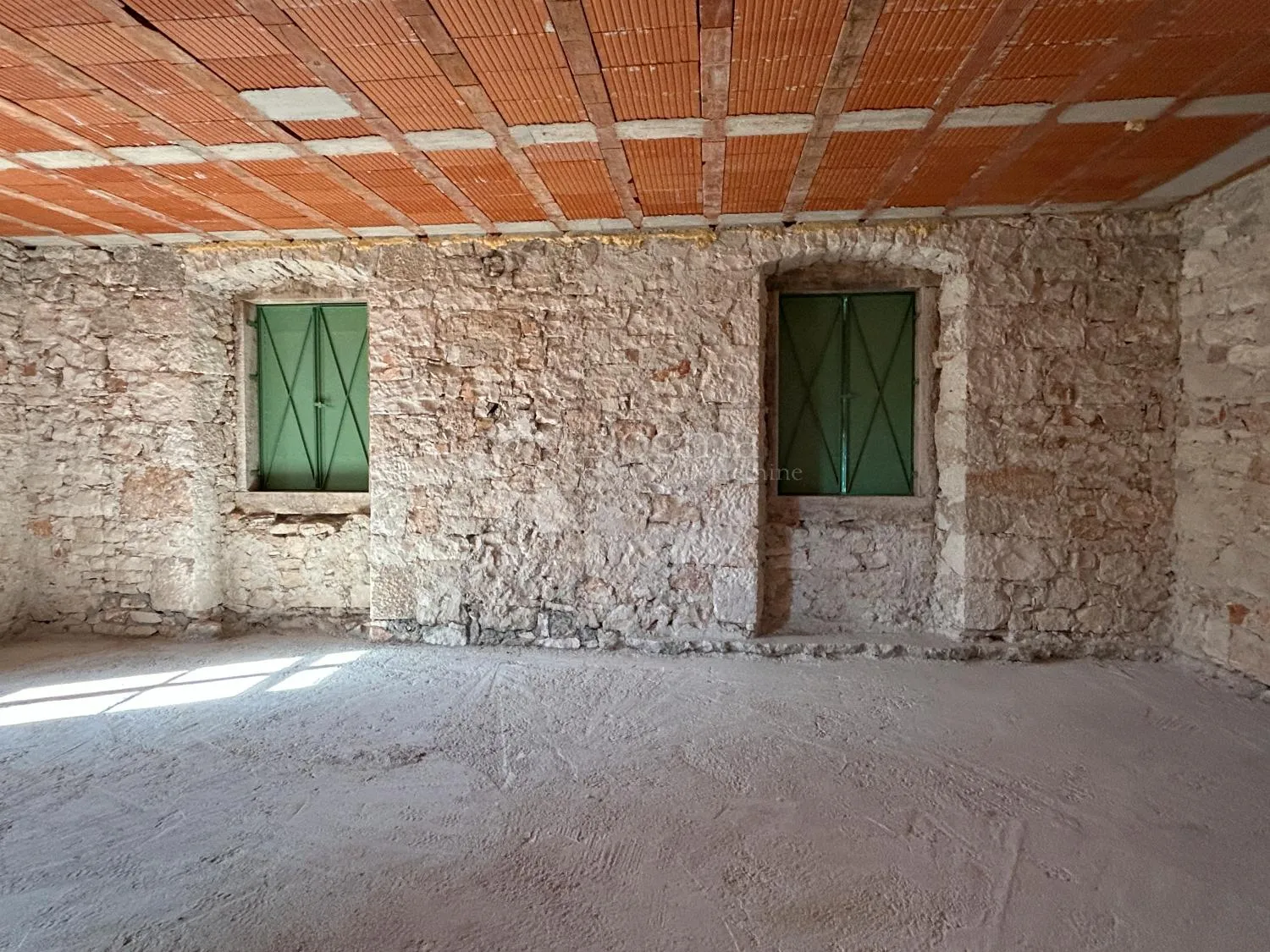 krnica – unikatan samostojeći objekt na velikoj građevinskoj parceli - slika 15