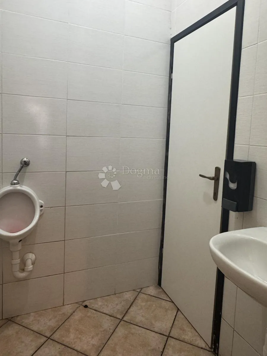 uhodan poslovni prostor/ 300,75 m2 - slika 8