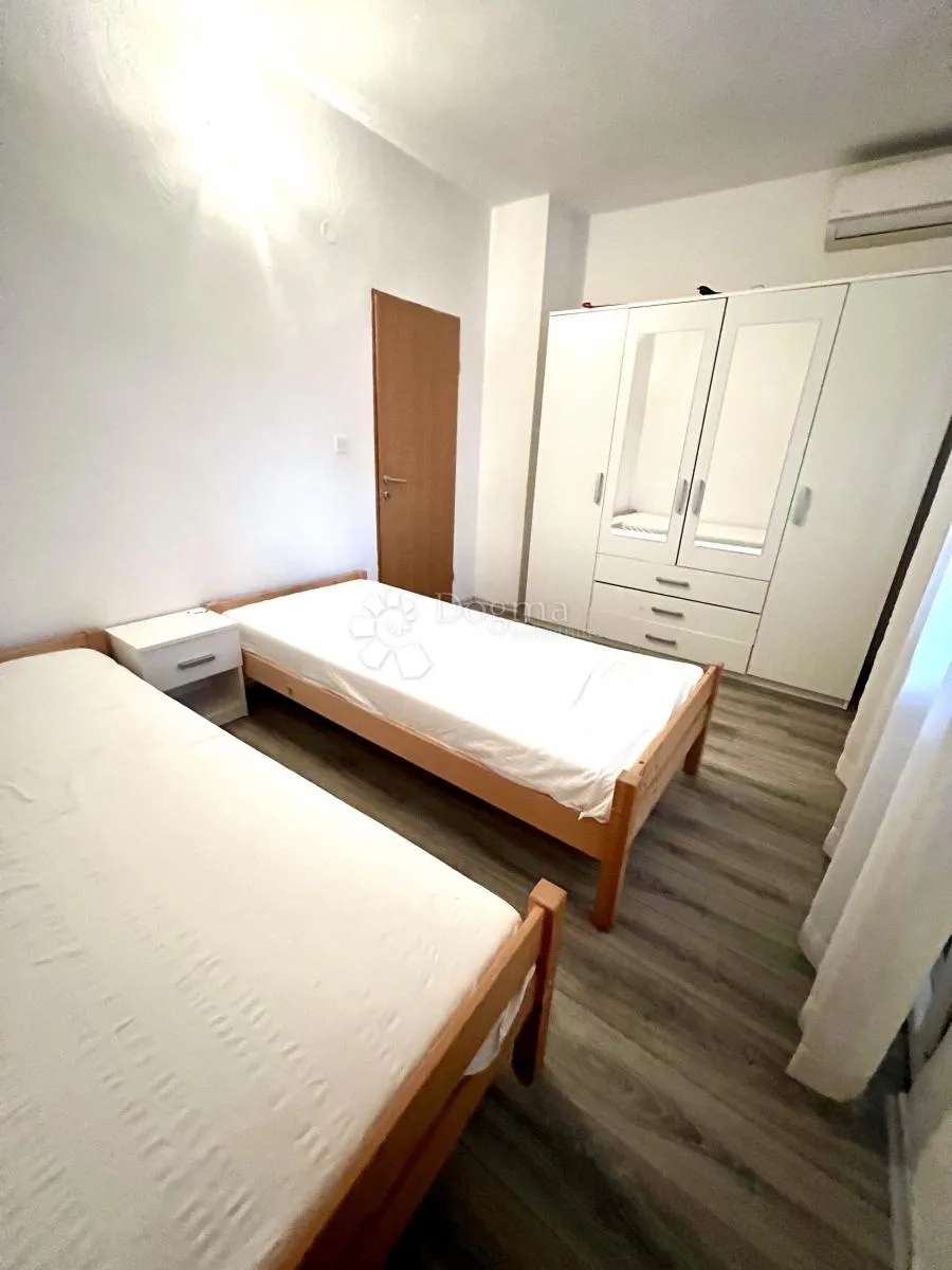 trosoban stan u rovinju - blizina plaže cuvi - slika 18