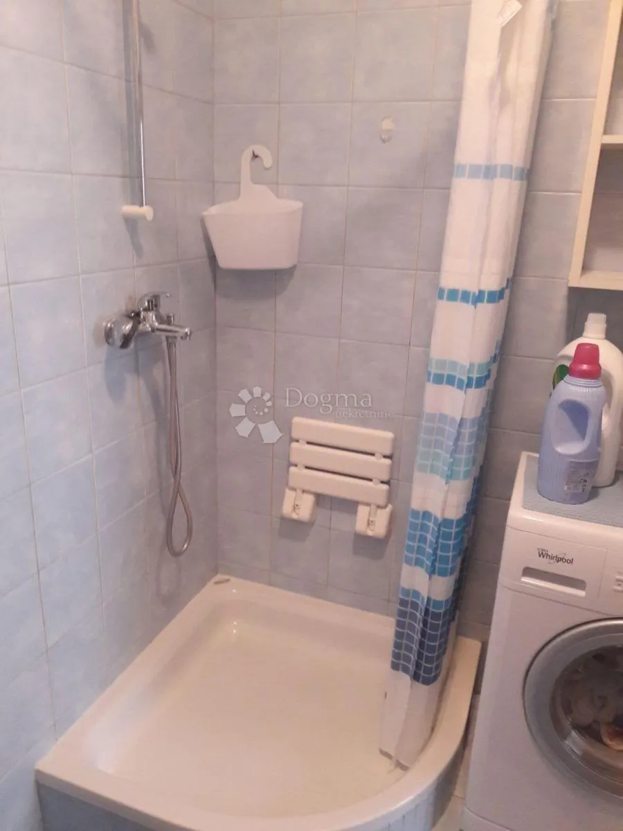 dio kuće s 3 stambene jedinice i zajedničkim dvorištem - slika 23