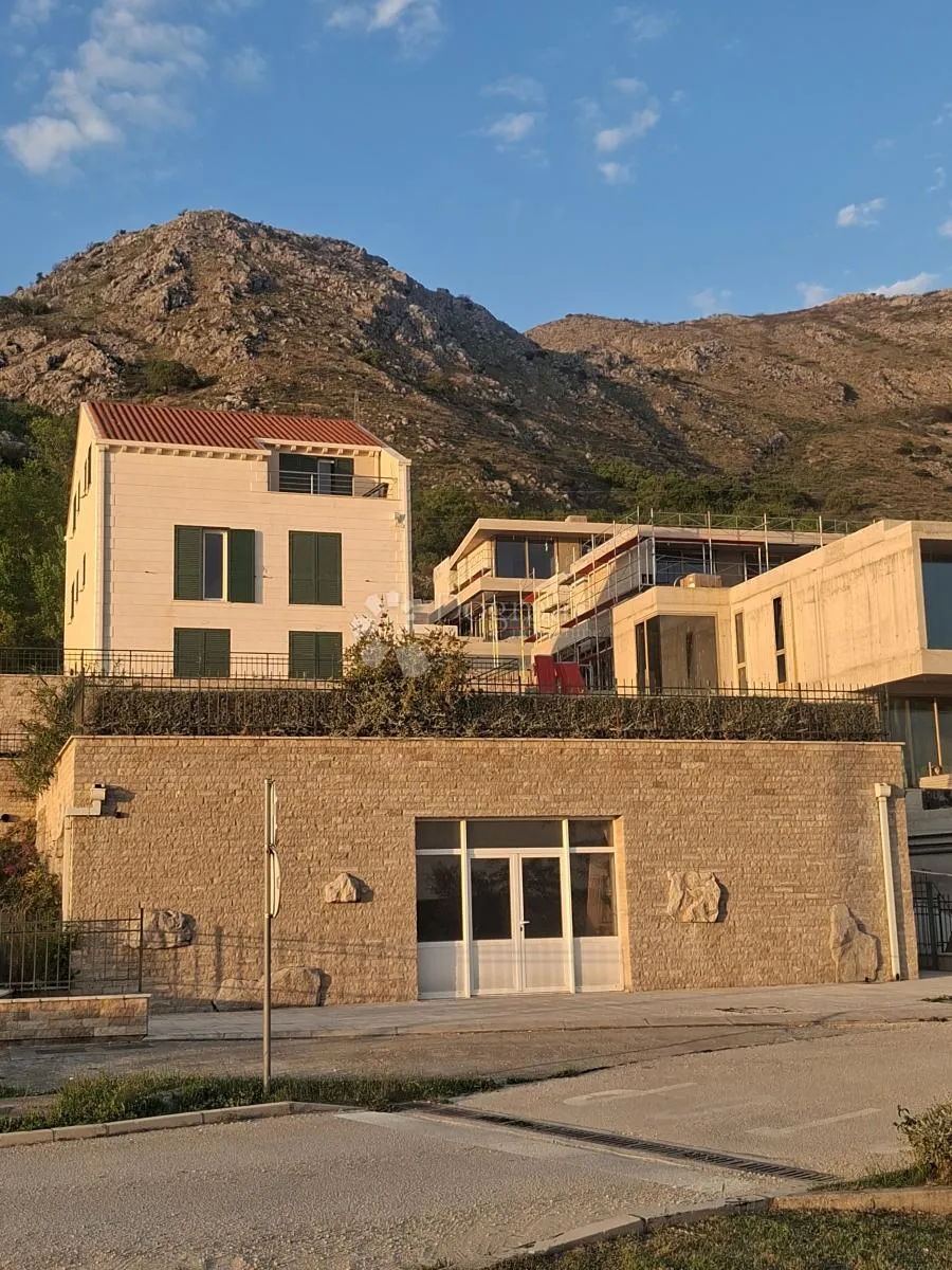 plat – turistički objekt s bazenom i 12 soba - slika 1