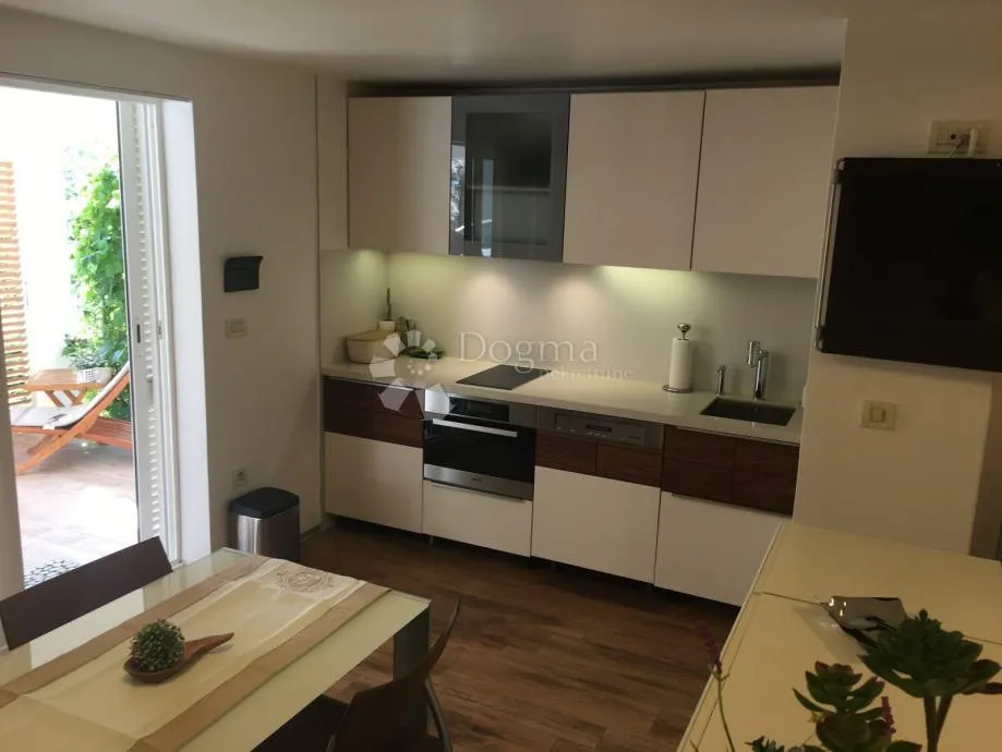 elegantna samostojeća kuća uz more – brodarica, šibenik - slika 13