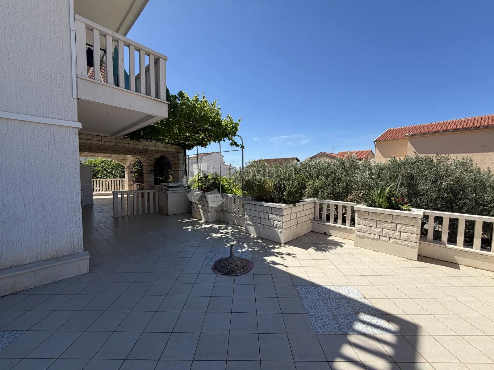 prilika u brodarici- kuća blizu mora, s 6 apartmana i 3-sobnim stanom!! - slika 8
