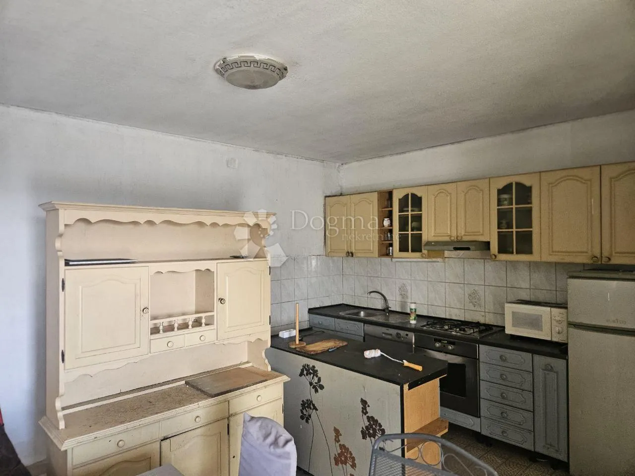 kuća za renovaciju i velikom okućnicom s otvorenim pogledom na grad split! - slika 2