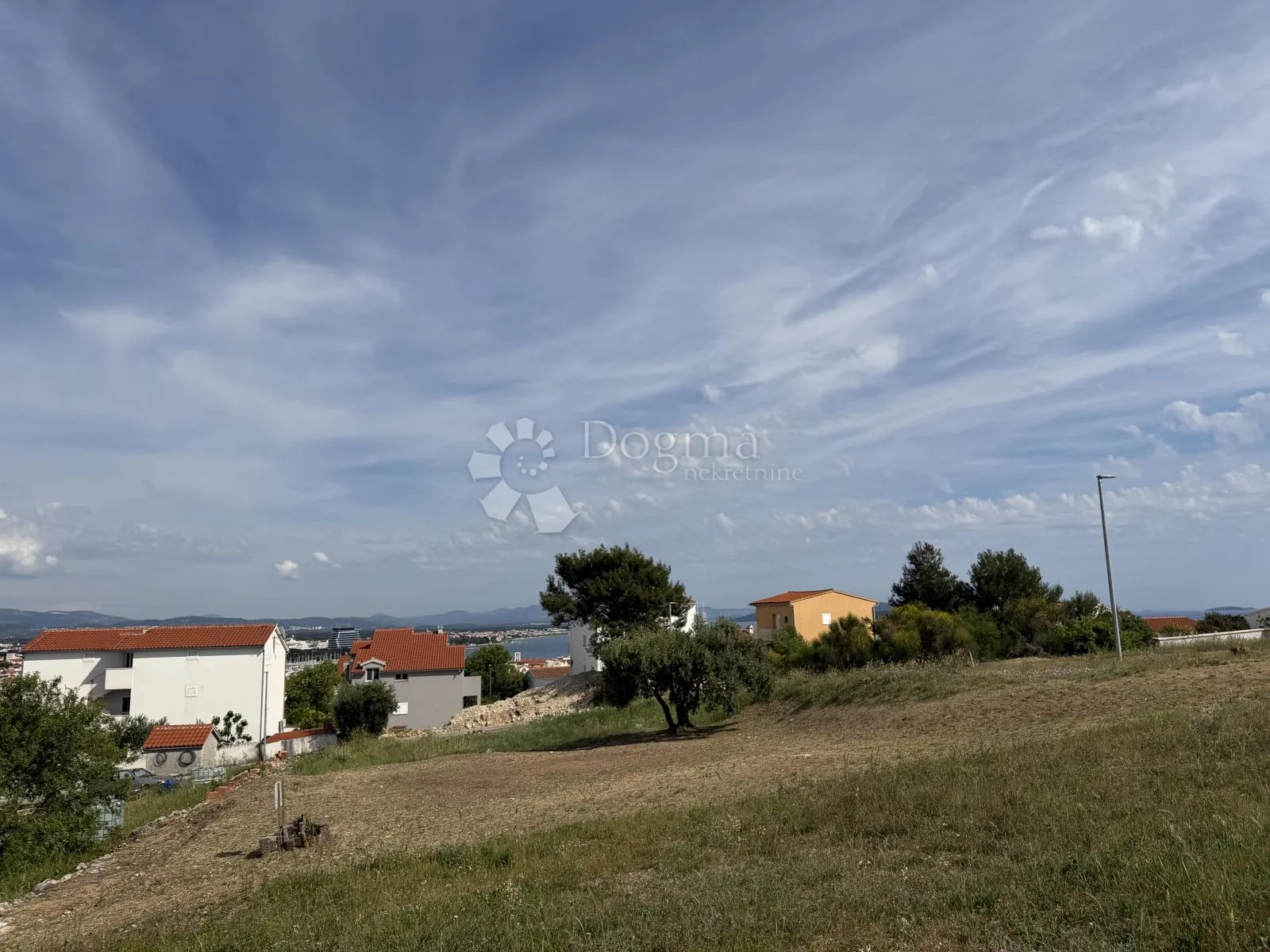 Top lokacija! Građevinsko zemljište s pogledom na more – Vodice (P-3)
