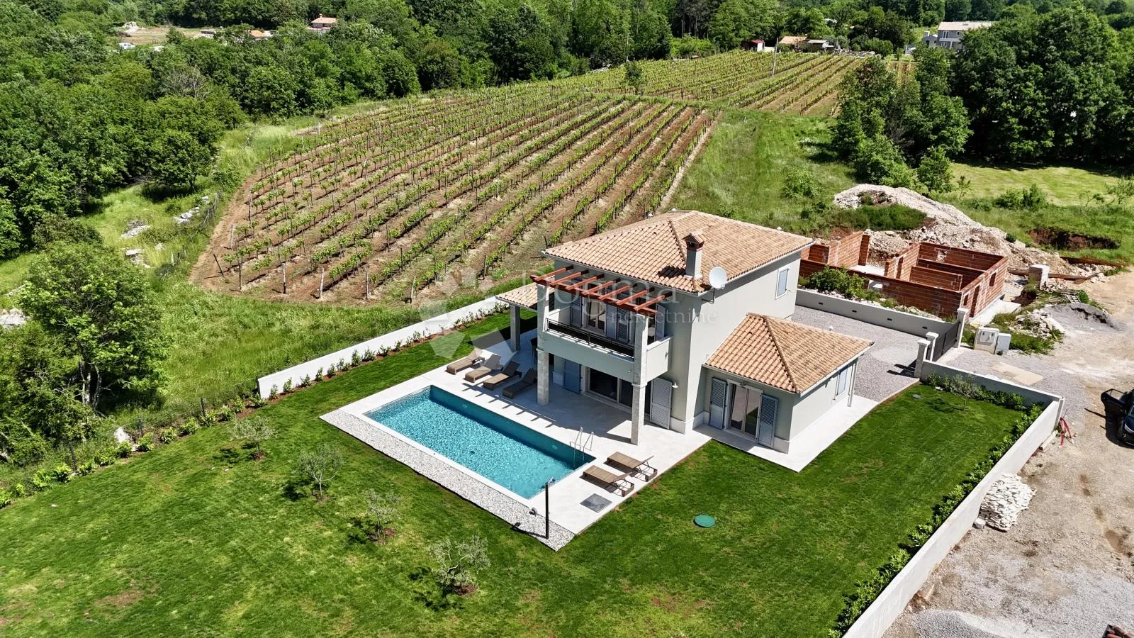 potpuno opremljena villa, na mirnoj lokaciji! - slika 42
