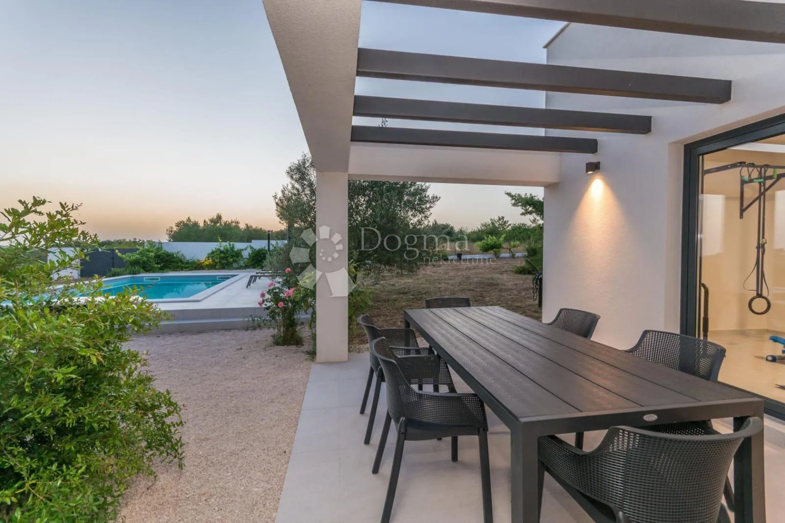 vila s bazenom i velikim maslinikom, crno - zadar! - slika 17