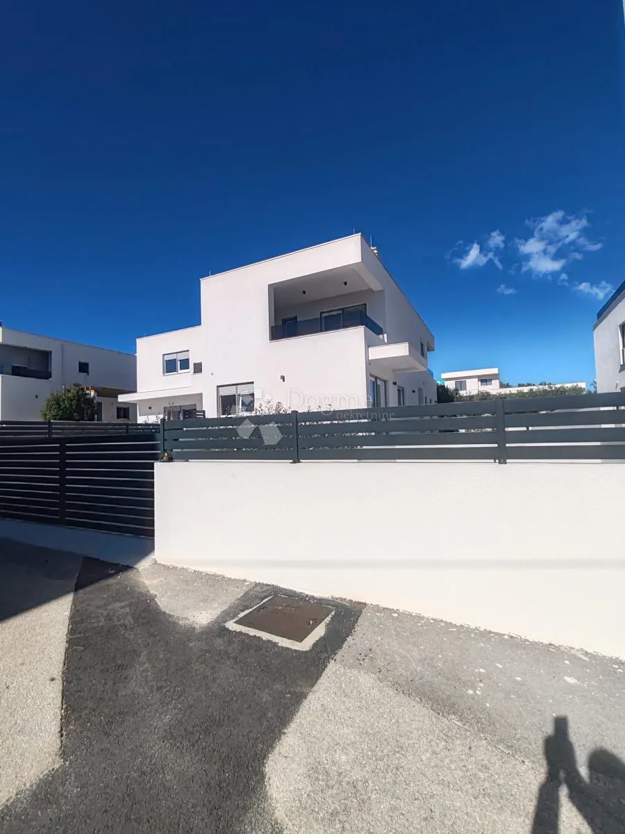 vodice - novoizgrađena, atraktivna kuća s bazenom - slika 9
