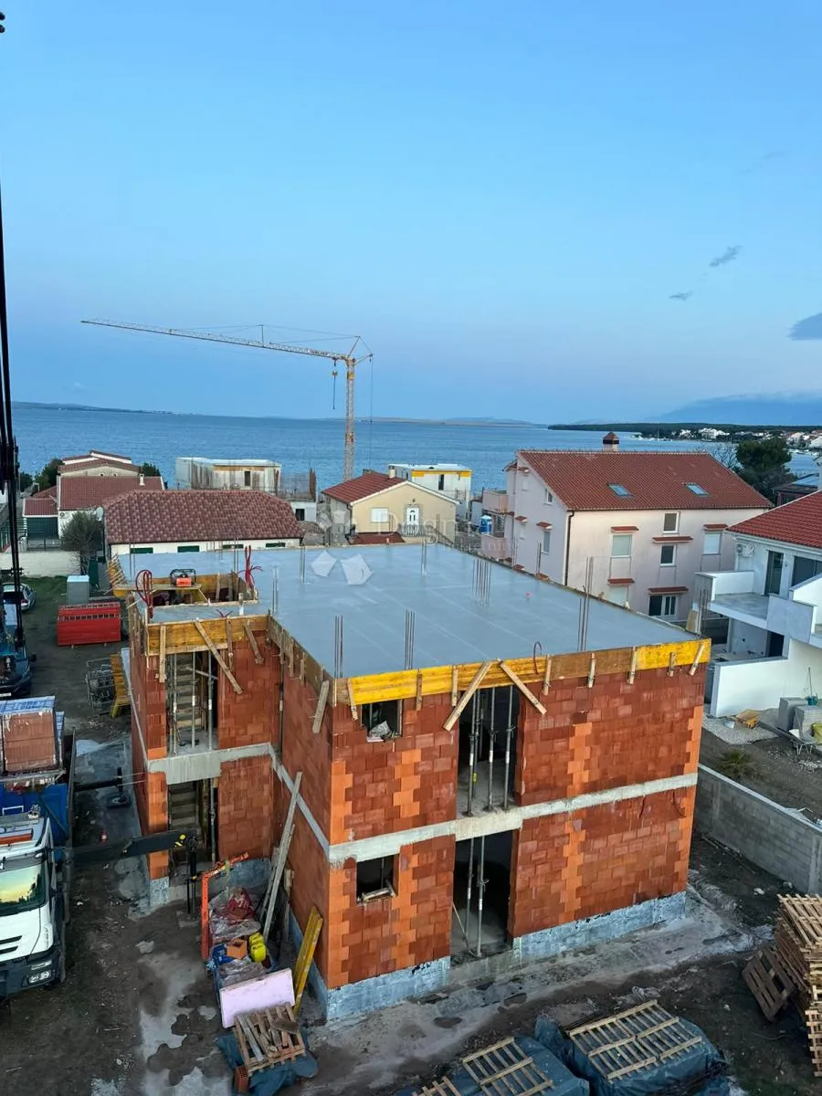 vrsi - luksuzni trosobni apartman 100m od mora, potkrovlje - slika 8