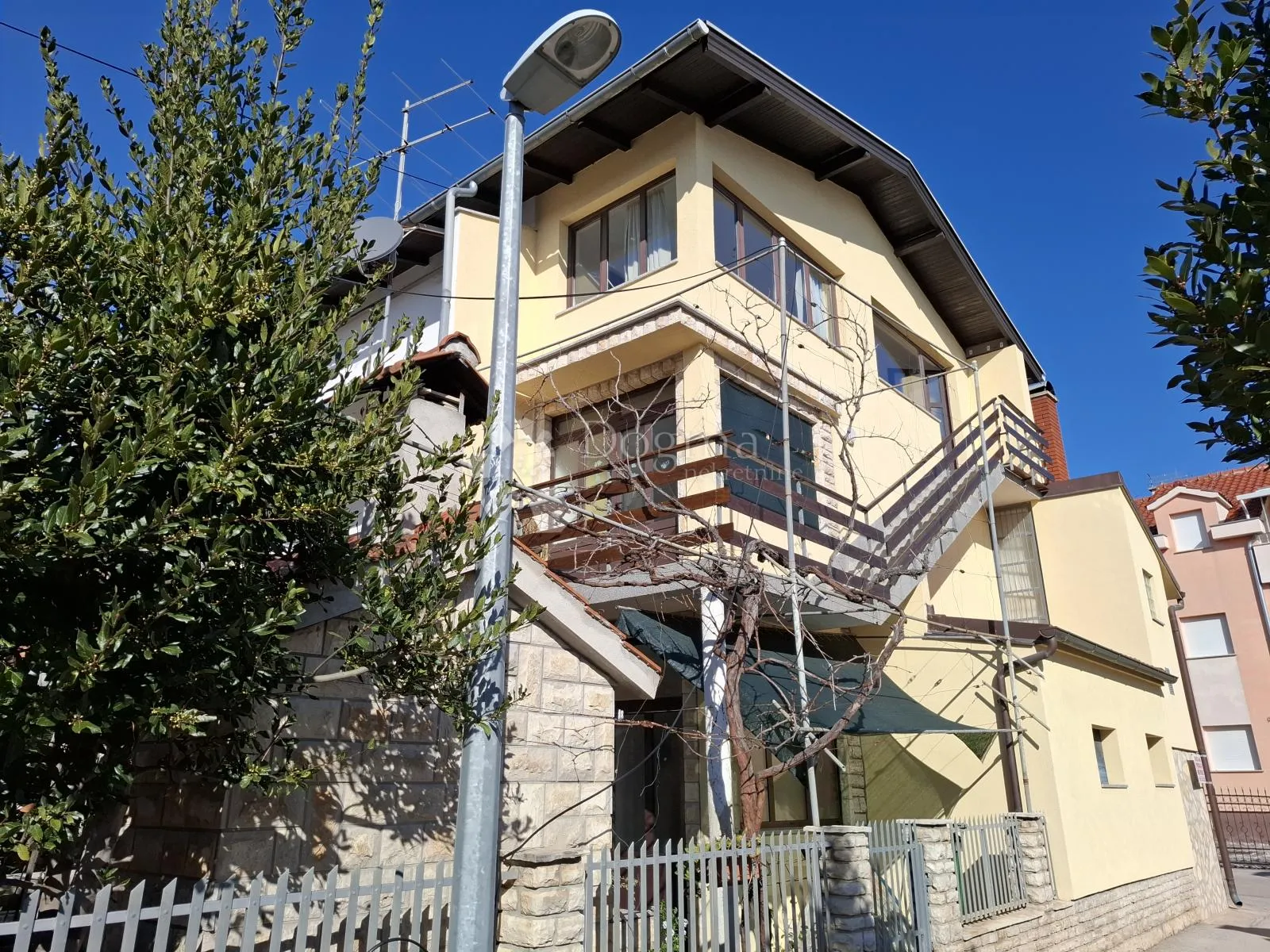 kuća u vodicama poviše hotela imperijal - slika 1