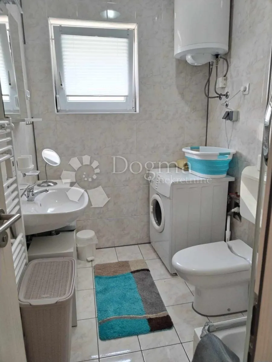samo kod nas!! lijepo uređeni apartman sa terasom u barbatu - slika 9