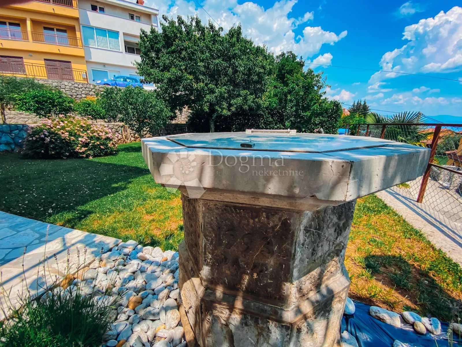 kuća sa 3 apartmana i fenomenalnim pogledom - slika 15