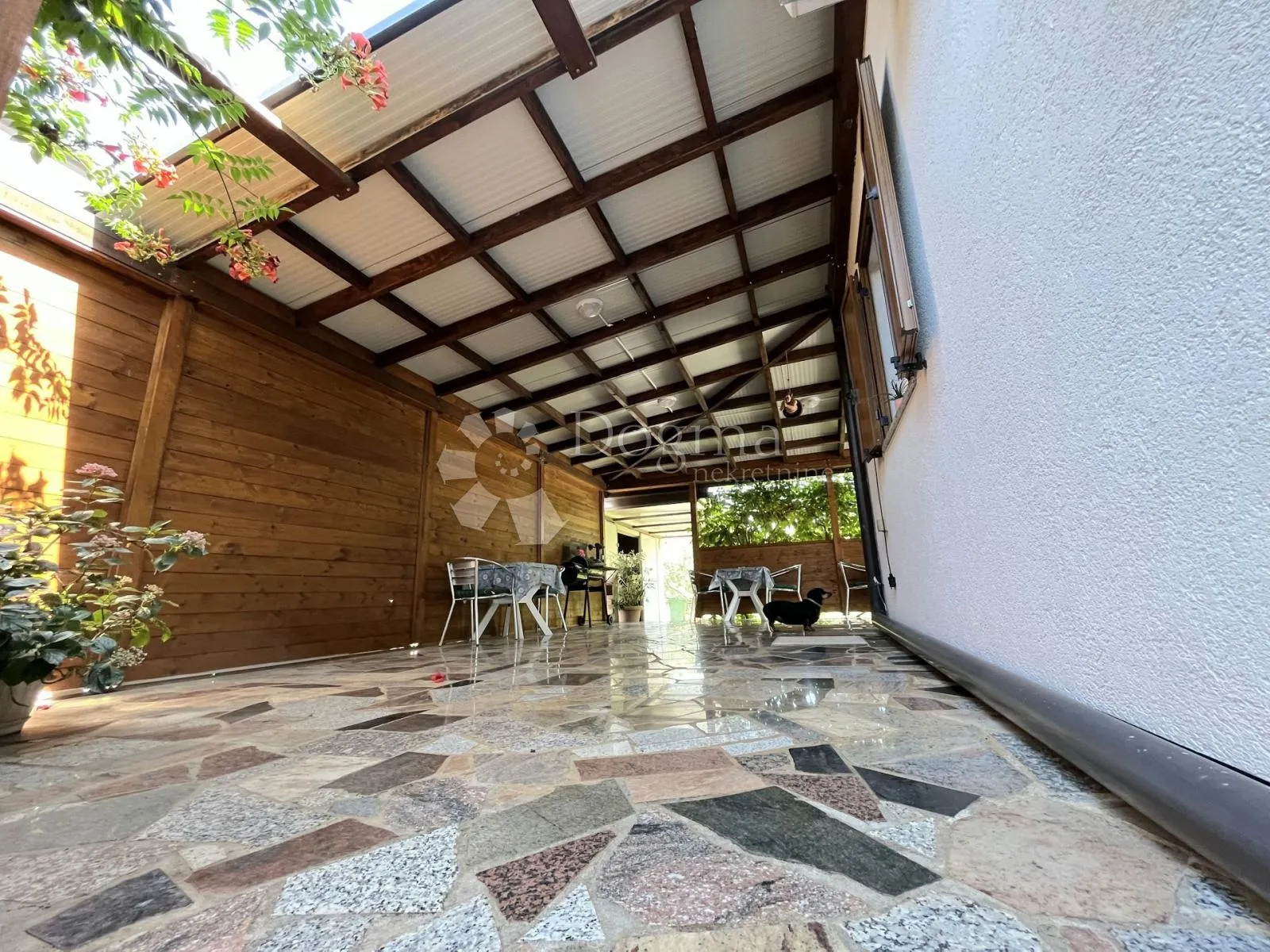 prekrasna villa s bazenom - slika 10