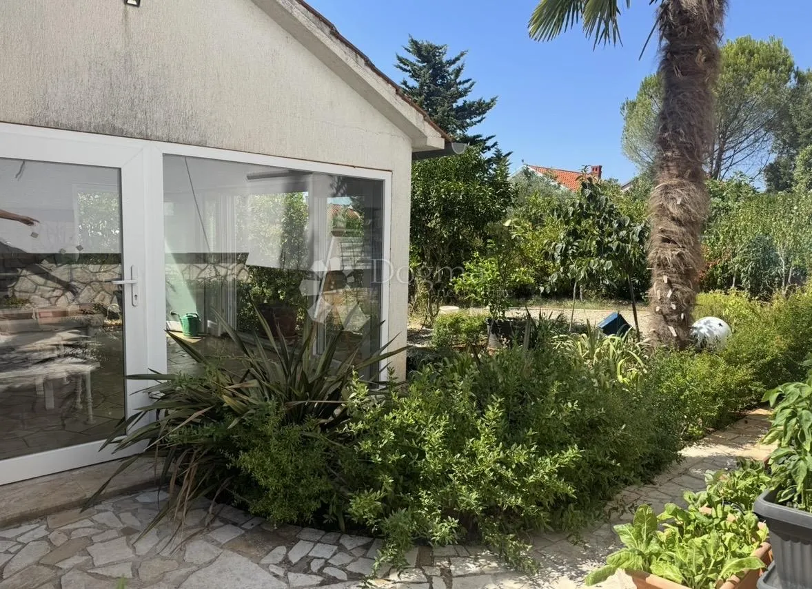 kuća sa 3 odvojena apartmana - slika 4