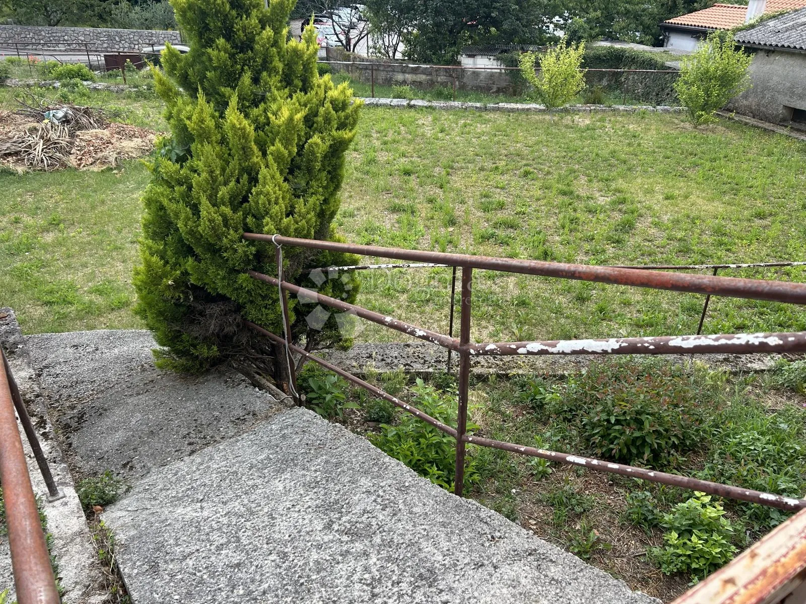 rijeka rubeši kuća sa velikom okućnicon uz glavnu cestu - slika 8