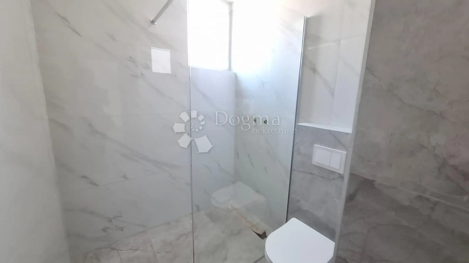 penthouse sa 3ss+db i krovnom terasom 800m od mora - slika 11