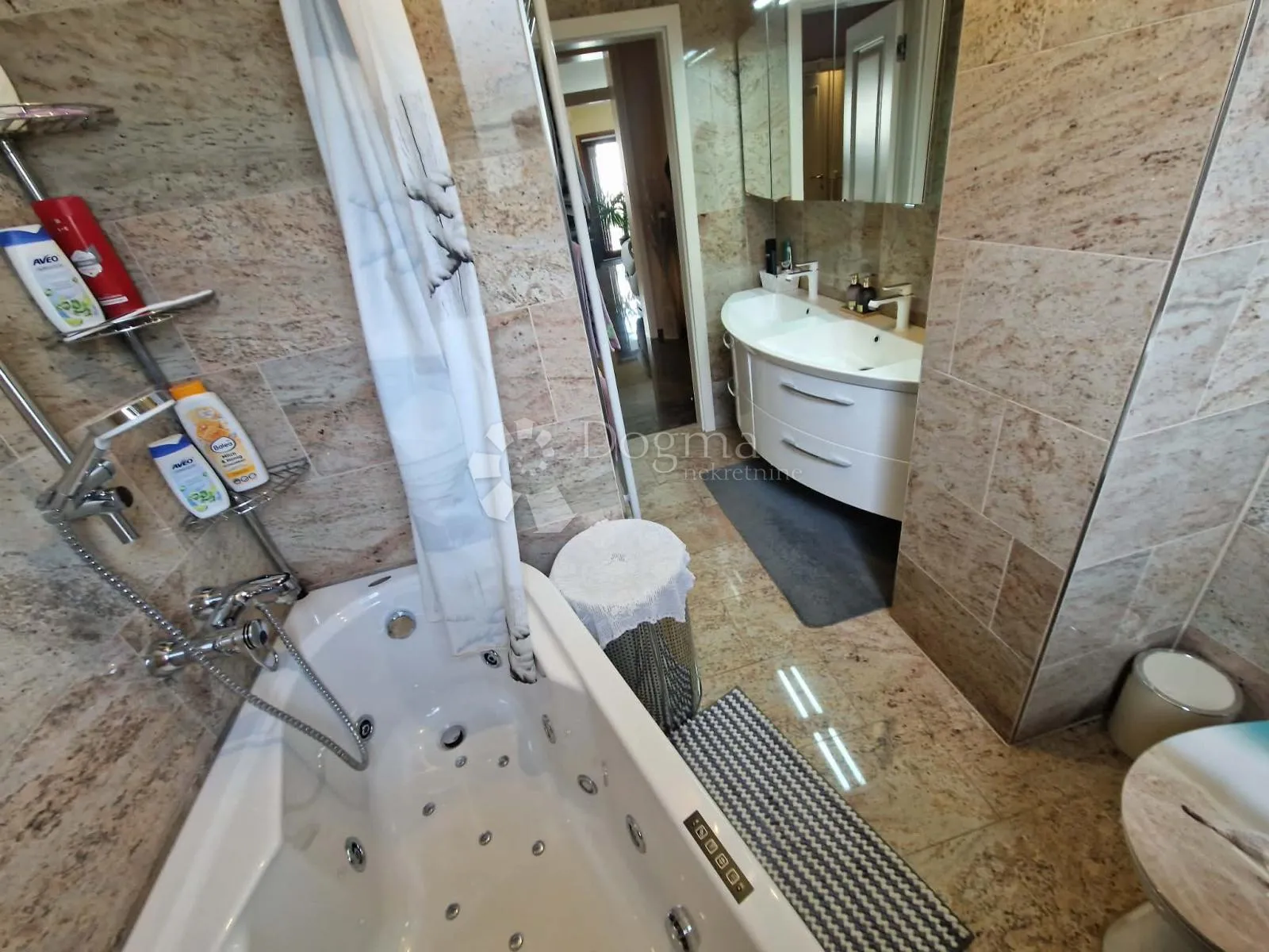 kuća s 4 apartmana - drugi red od mora - slika 21