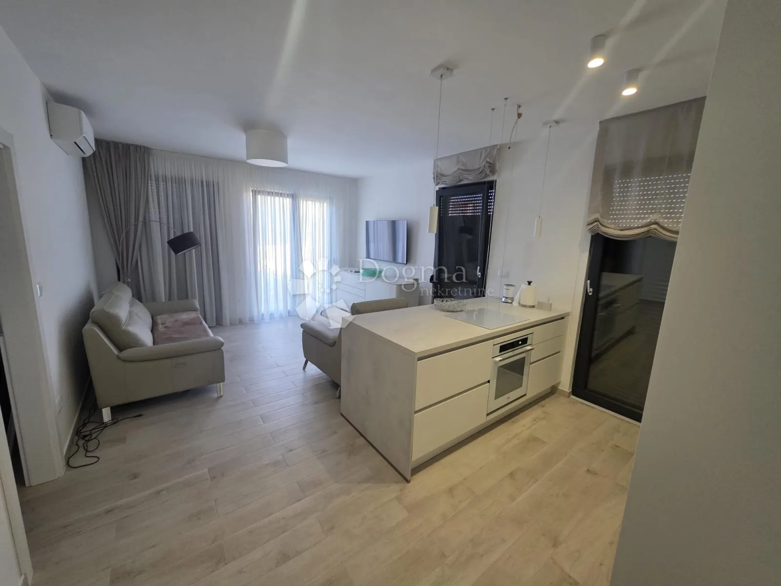 rogoznica-predivan stan 80m od mora - slika 5