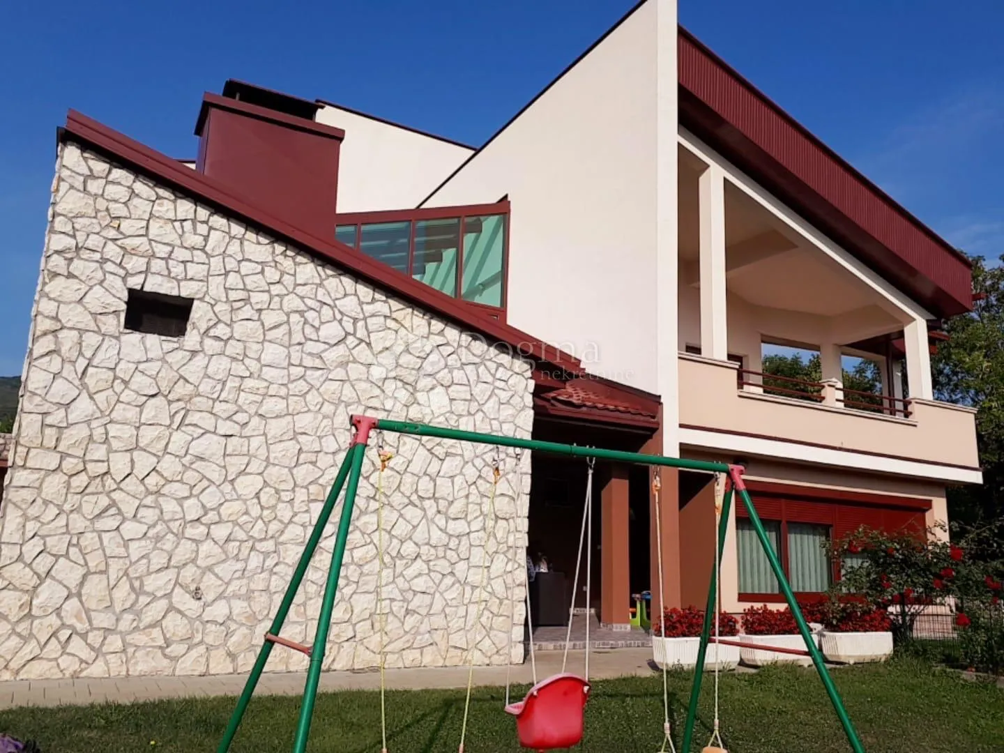 prostrana luksuzna kuća u korenici - slika 20