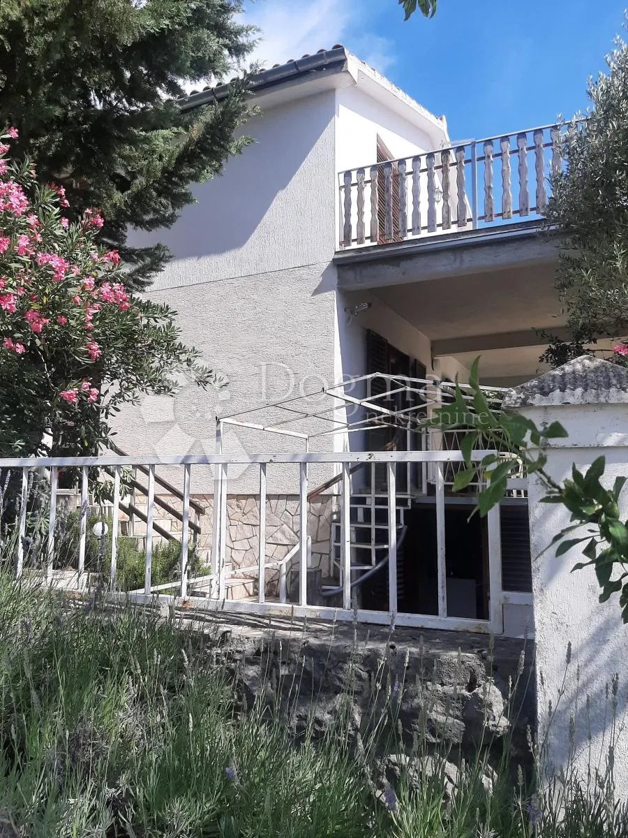 stan sa dvorištem u blizini plaže - slika 17