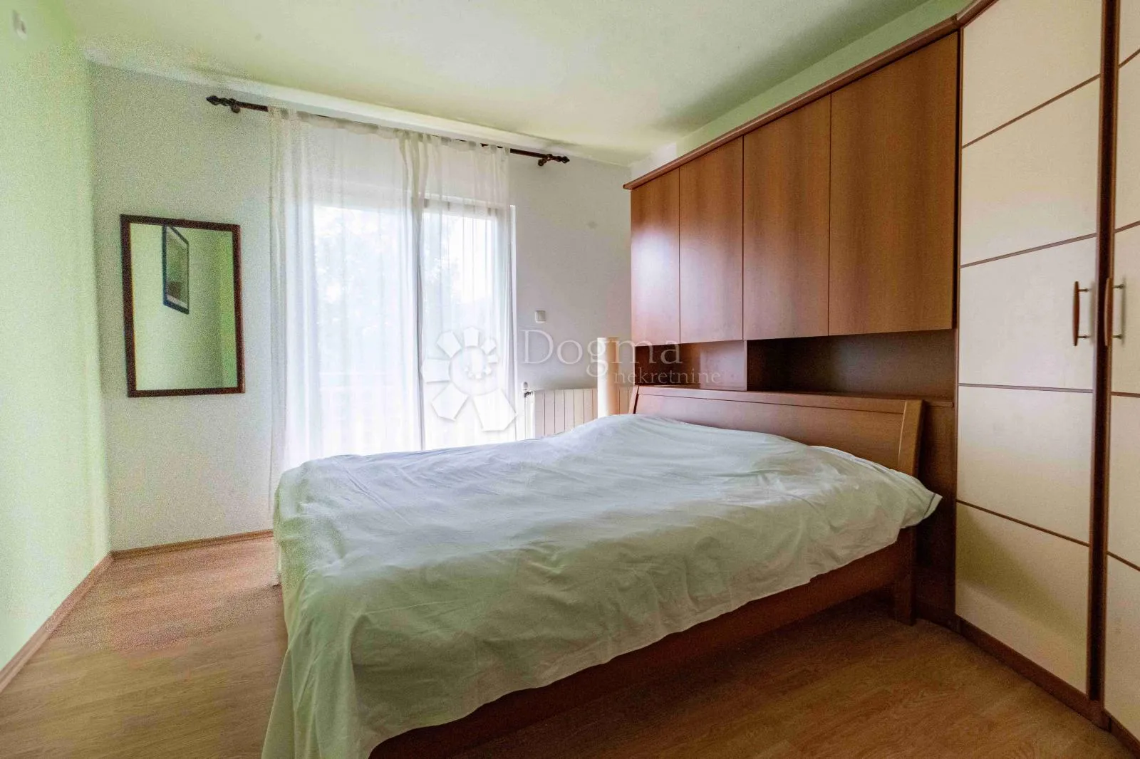 kuća s dva stana i lijepim okolišem - slika 8