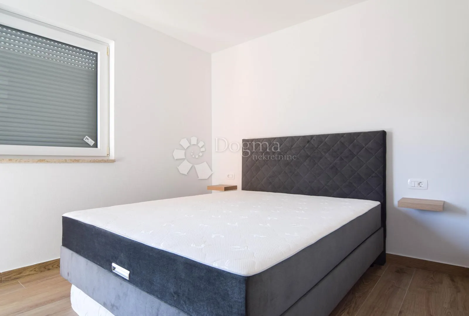 novigrad, moderna dvojna vila s bazenom i 3 spavaće sobe - slika 11