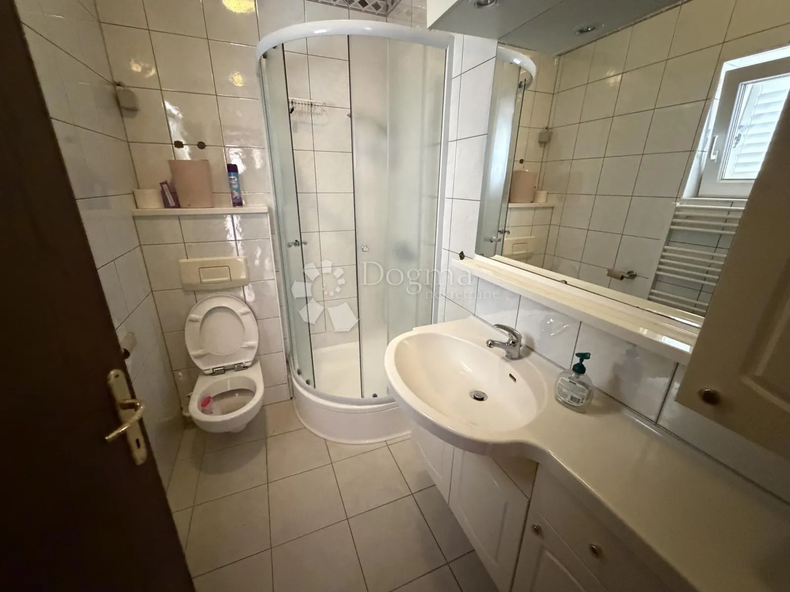 prilika u brodarici- kuća blizu mora, s 6 apartmana i 3-sobnim stanom!! - slika 14