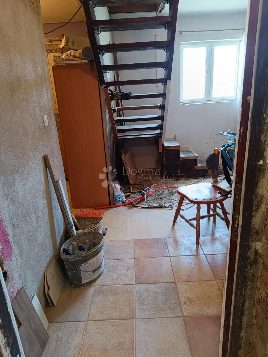 stan u kući za renovaciju - slika 8