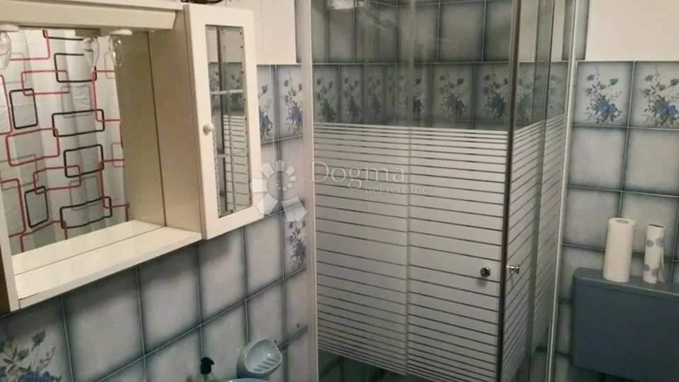 kuća s dva stana i 8300 m² građevinskog zemljišta - slika 23
