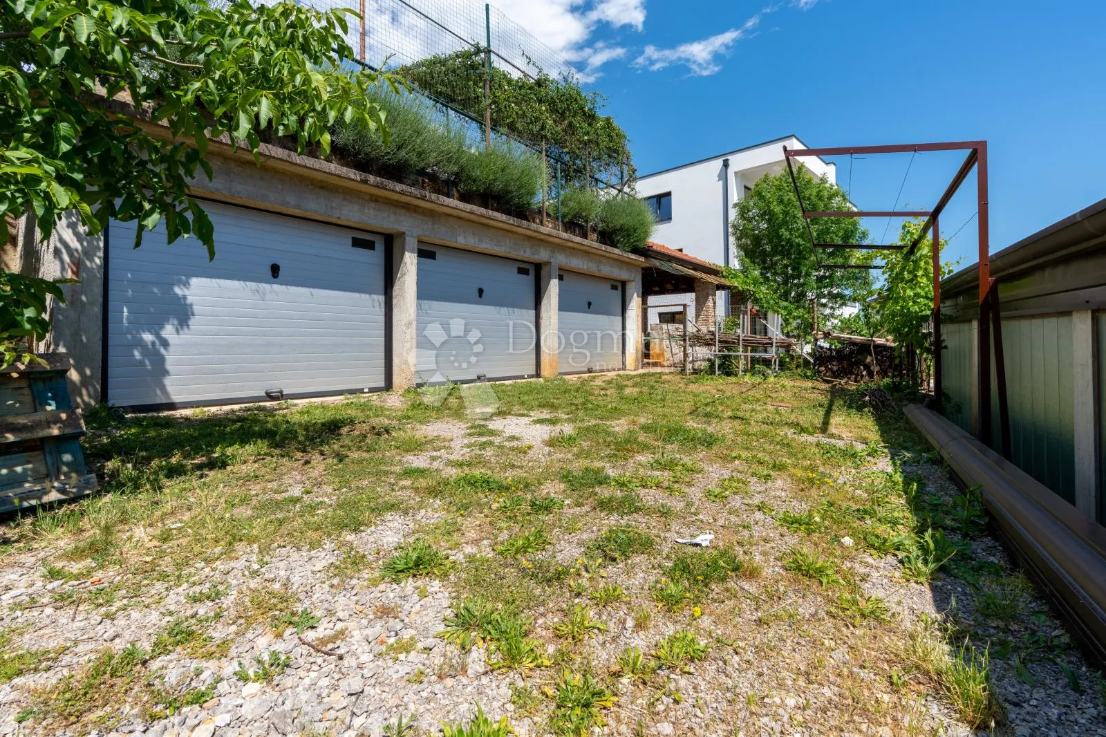 srdoči-240m2 više parkirna mjesta,okućnice 931m2 - slika 29