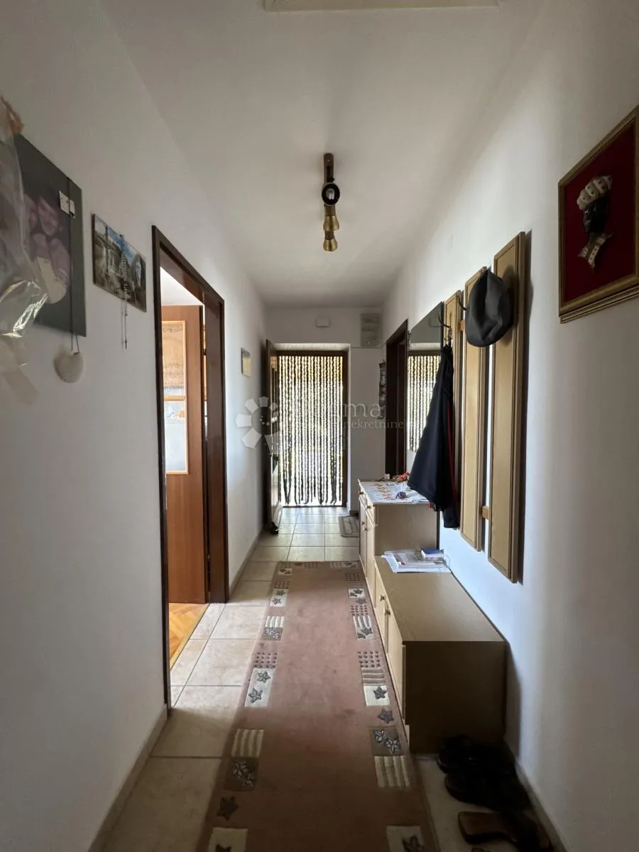 kuća sa dva stana, pomoćnim objektom i okućnicom/ krk-garica - slika 10