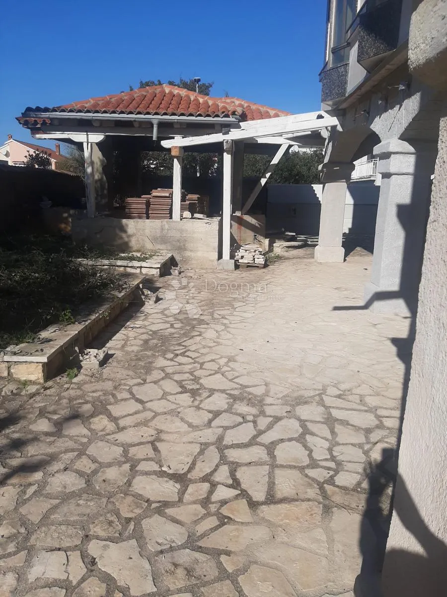 poslovni prostor sa dvorištem centar novalje - slika 2