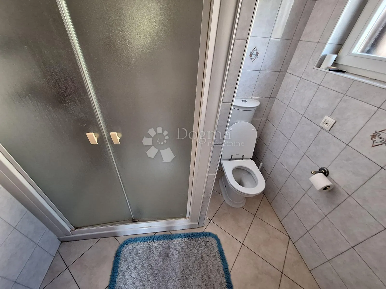samostojeća kuća sa 3 apartmana - slika 22