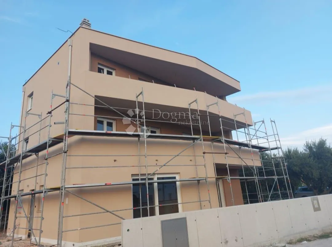 prostrani stan s velikom terasom i pogledom na zelenilo! - slika 11