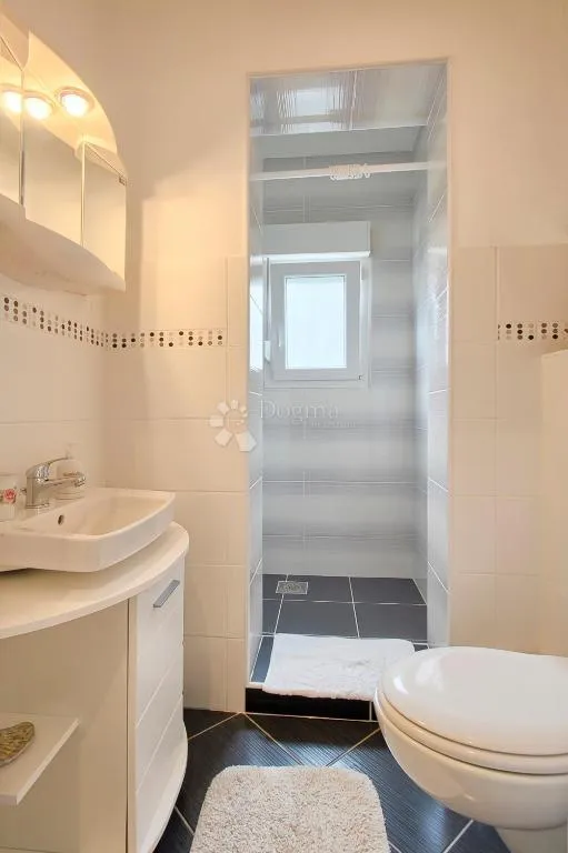 ekskluzivno! apartmanska vila u blizini mora - slika 12