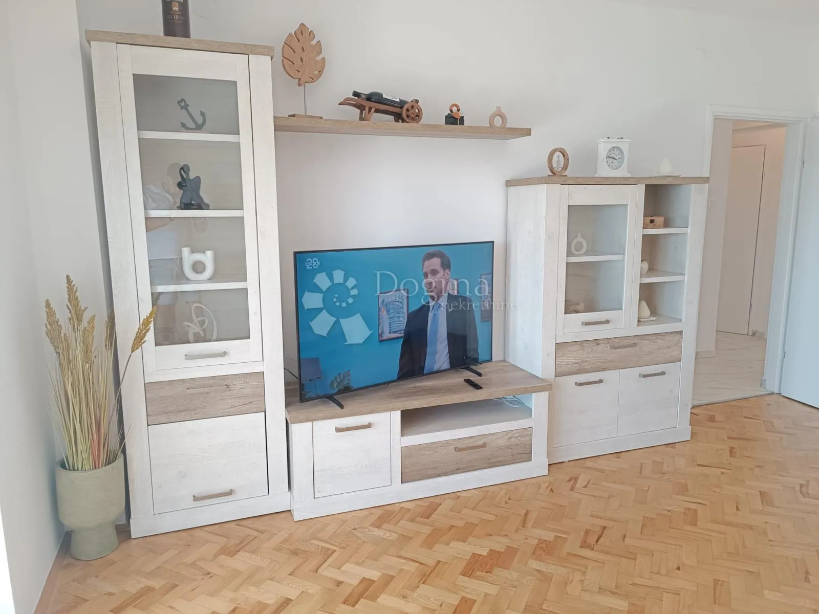 stan sa predivnom terasom u dramlju - slika 15