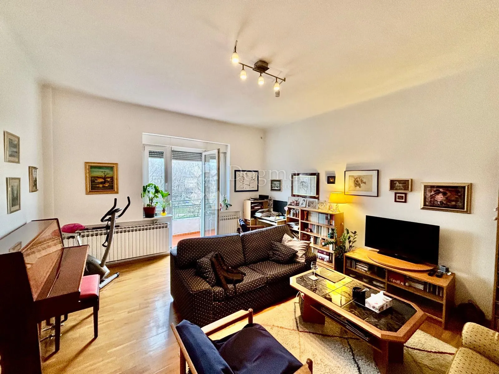 stan na trgu petra krešimira iv – 2 balkona - slika 5