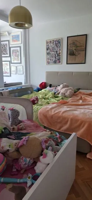 prostran 5-sobni stan s balkonom i loggiom – mirna lokacija, studentski grad - slika 12
