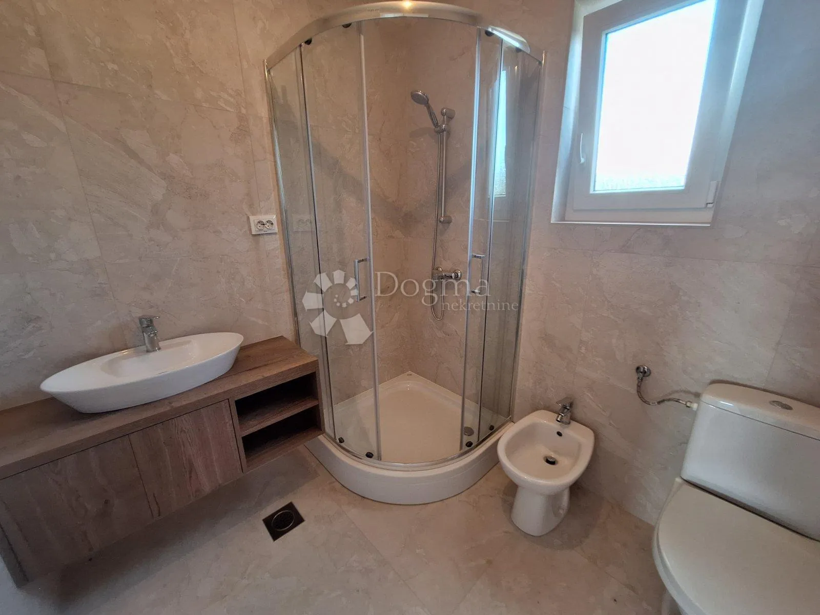 novogradnja sa 2 apartmana i pogledom na more - slika 16