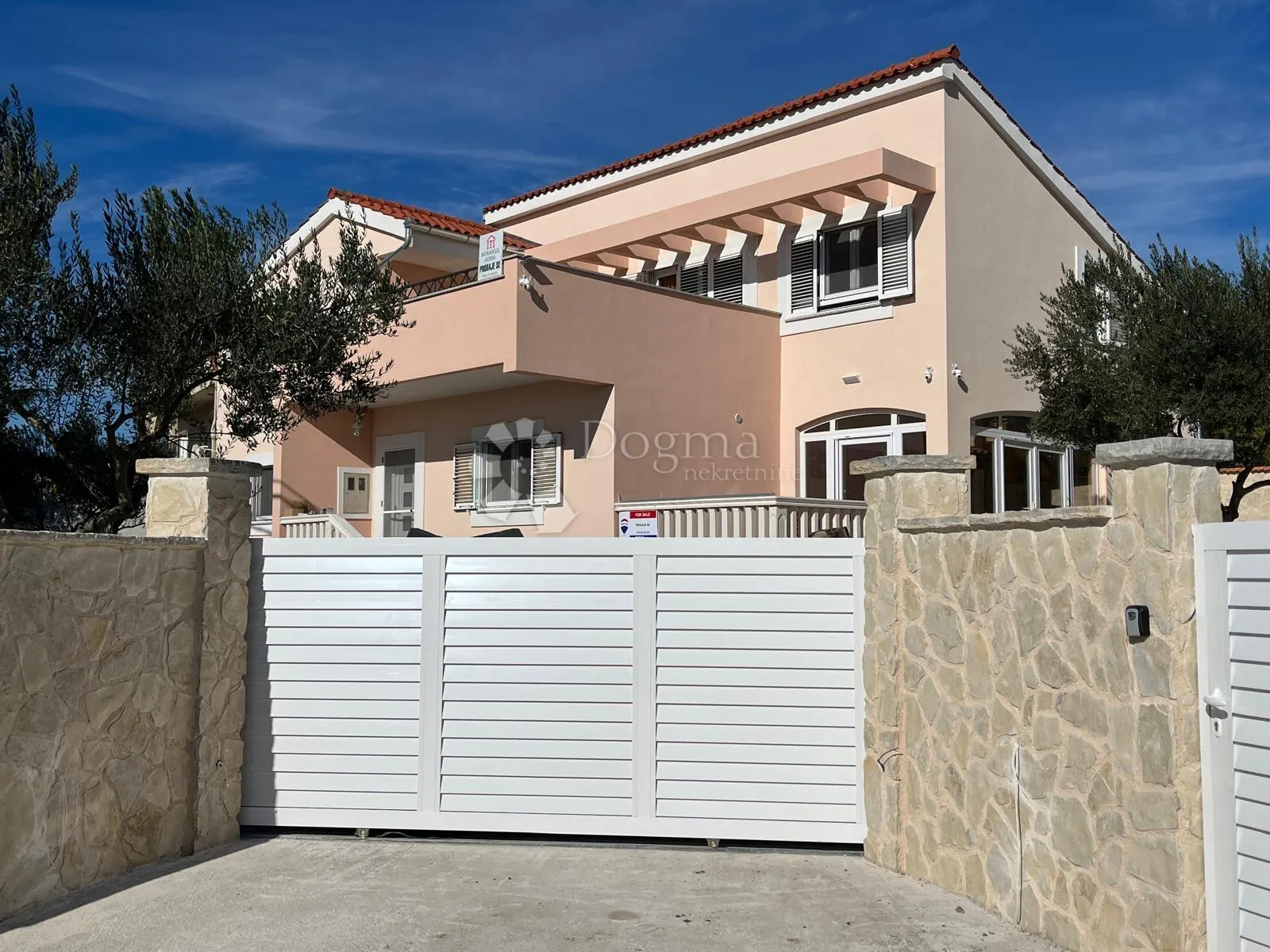 prilika! predivna vila s bazenom u zaleđu vodica - slika 5