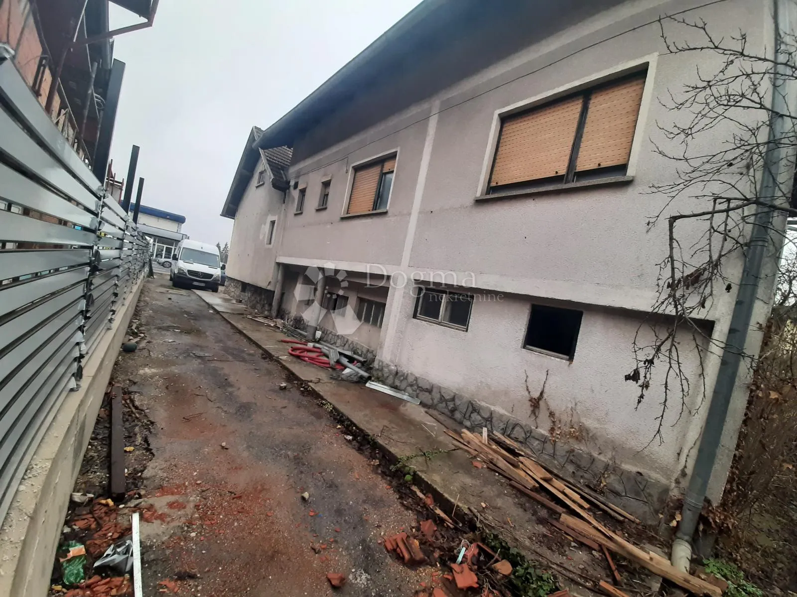višenamjenska kuća s posl. prostorom- 250m2 + veliki parking - slika 6